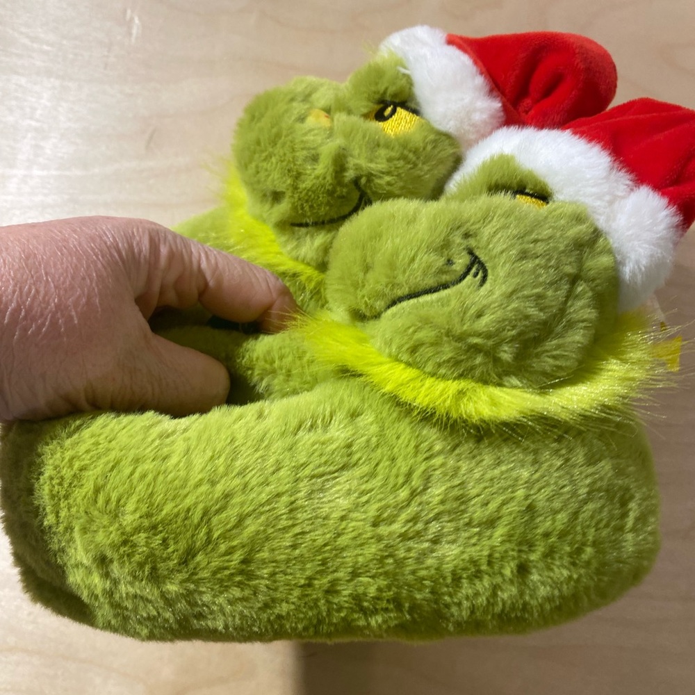 Kids Grinch Slippers with Santa Hats 11-12 (QA) - Picture 4 of 9